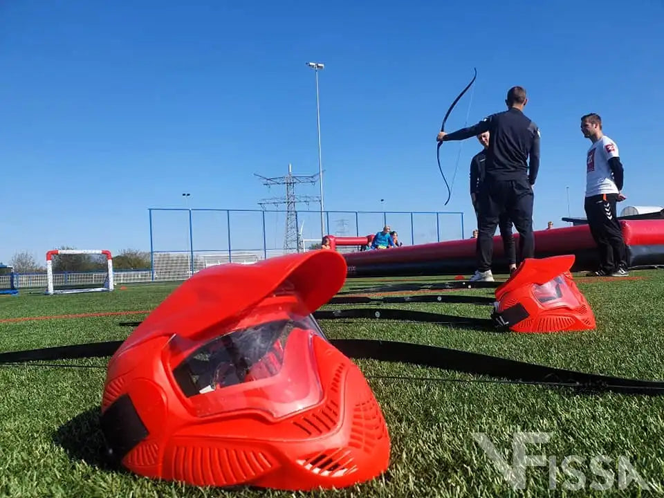Trainers bespreken het spelonderdeel Archery Tag bij Voetbalclub