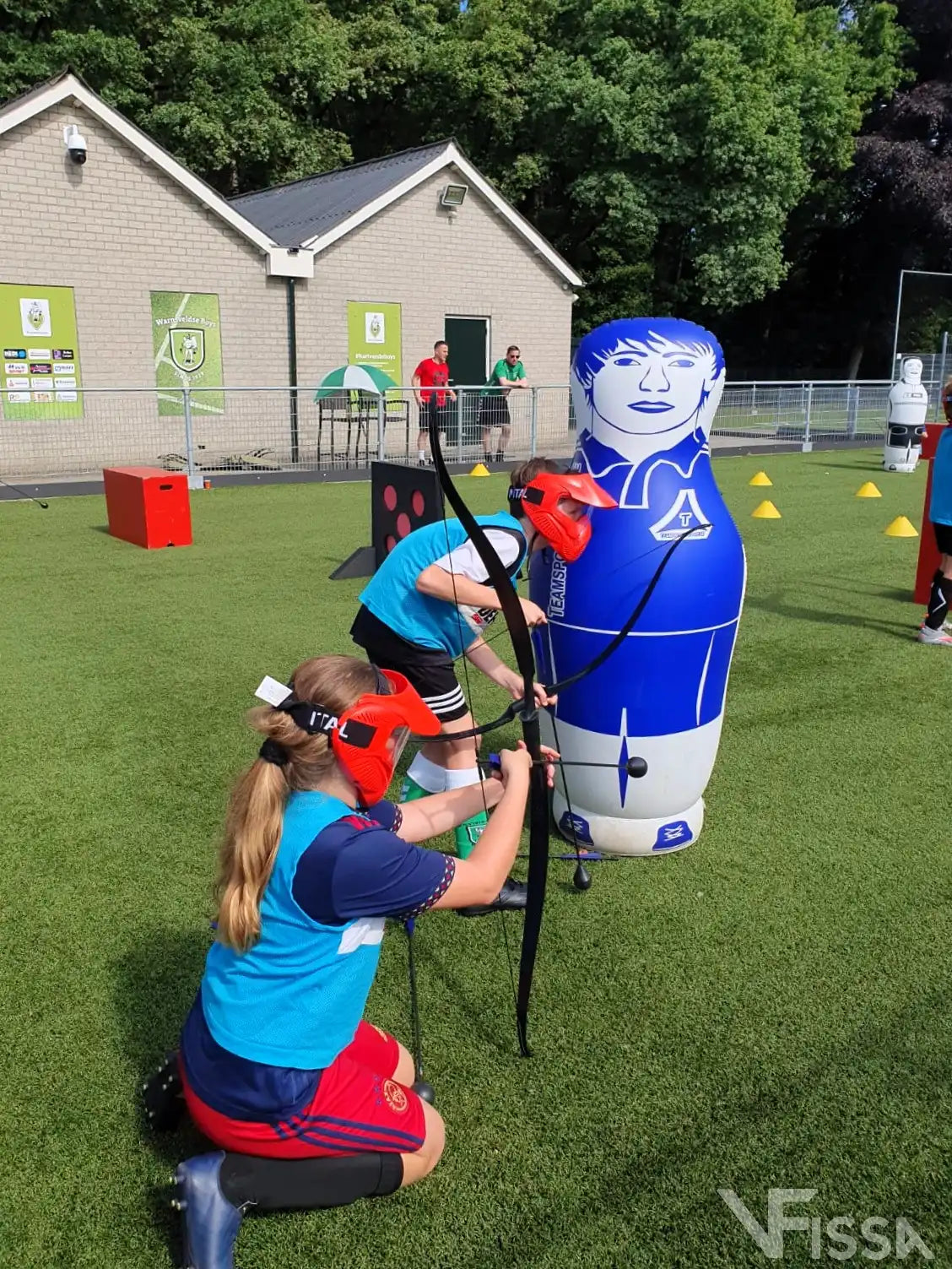 Kinderen spelen Archery Tag bij jeugddag van Voetbalvereniging