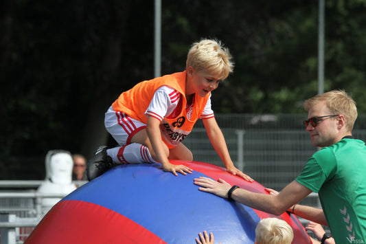 Kind op grote ball (Big Balls) huren
