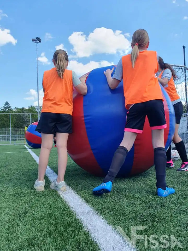 Twee meiden bij Big Balls bij Voetbalkamp