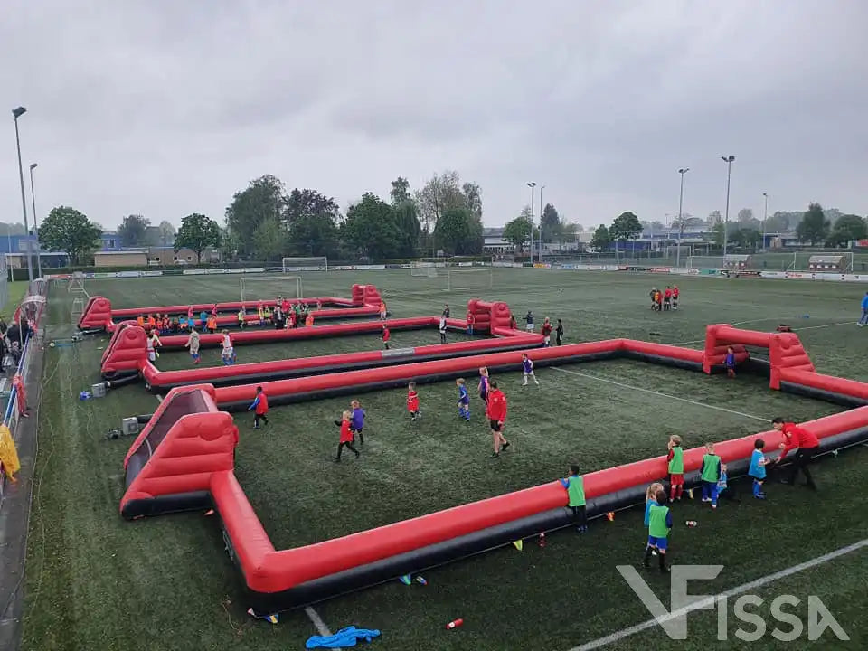 Voetbaltoernooi op opblaasbaar voetbalveld (boarding voetbal)