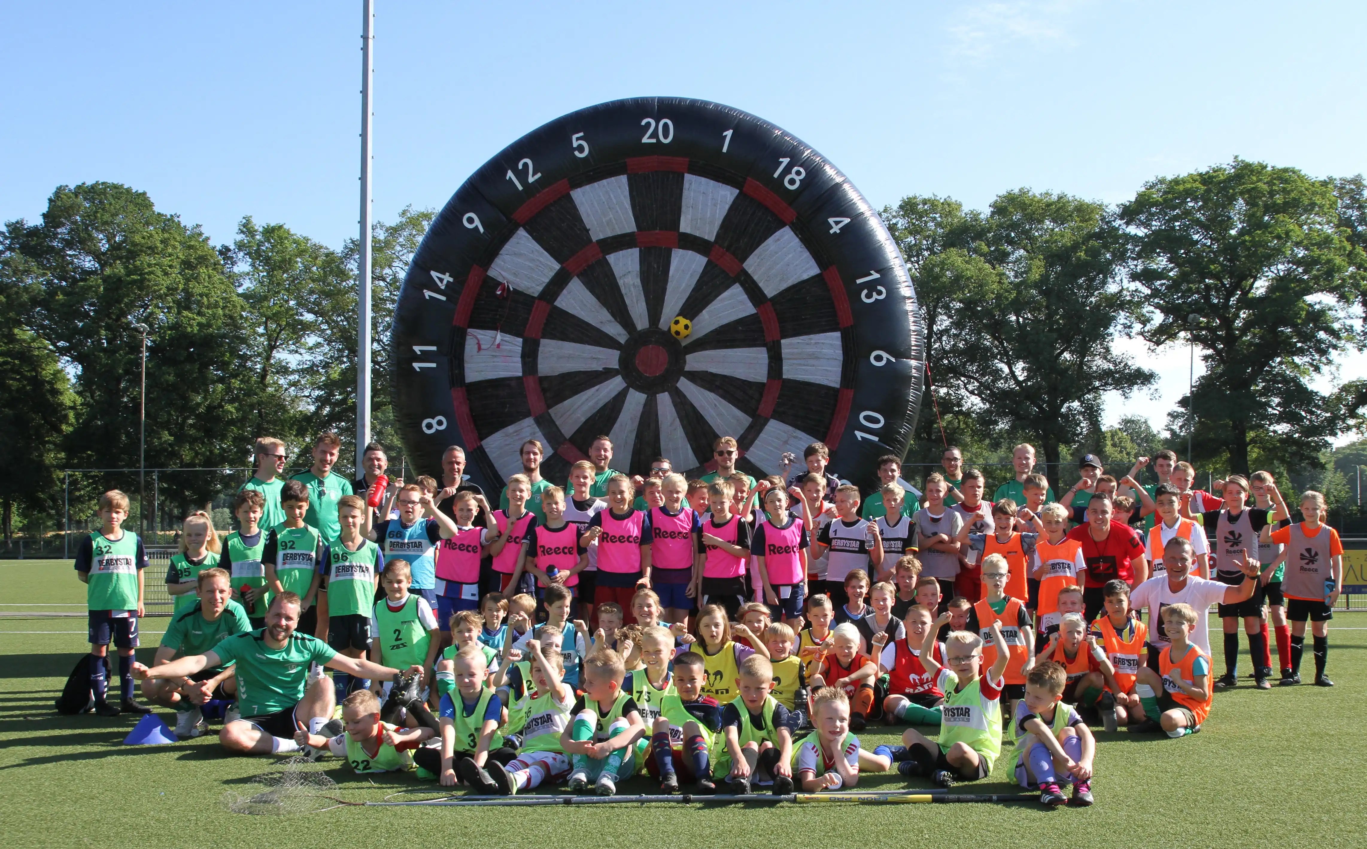 Groot evenement voor kinderen; spelen voetbal bij activiteit