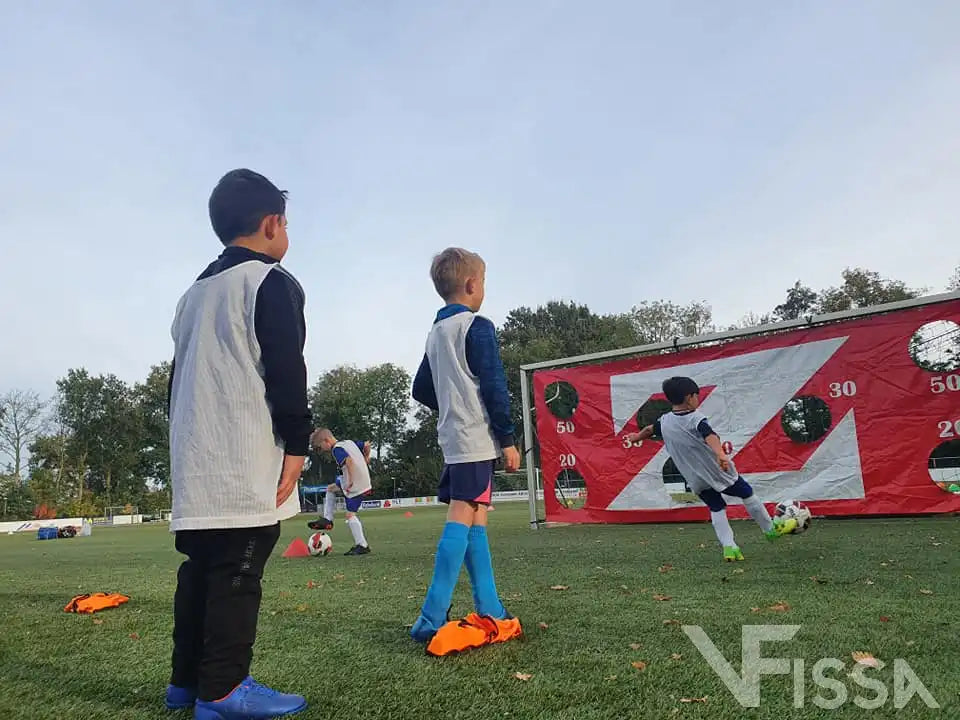Kinderen spelen Gatendoek schieten bij Pupillendag