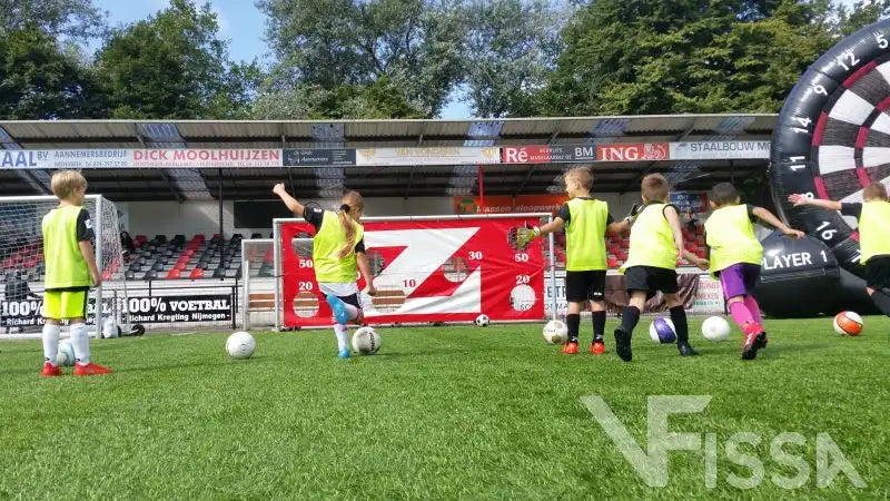 Pupillen schieten op Gatendoek huren met voetbalspel