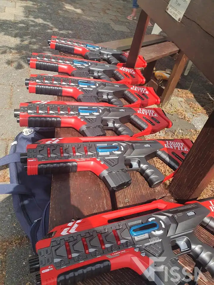 Rode LaserGuns set in LaserGame XL spel bij kinderfeest