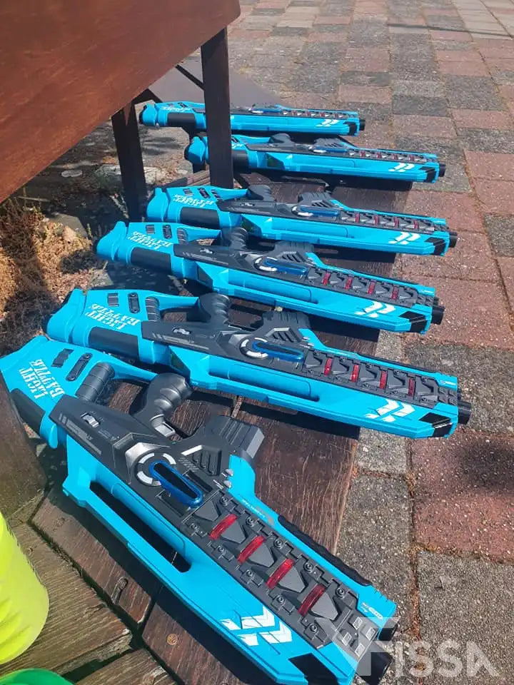Blauwe LaserGuns set in LaserGame XL spel bij Voetbalvereniging