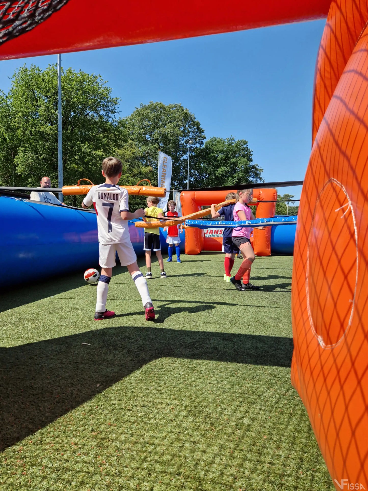 Jongeren spelen levend tafelvoetbal bij evenement Voetbalkamp