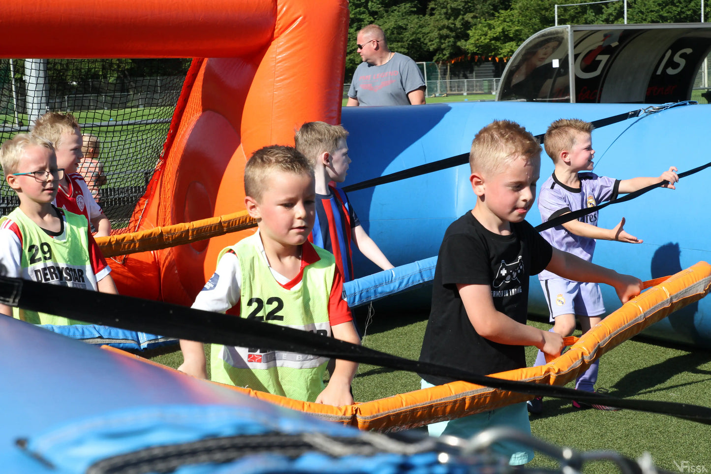 Kinderen spelen in Levend Tafelvoetbal Voetbalattractie huren
