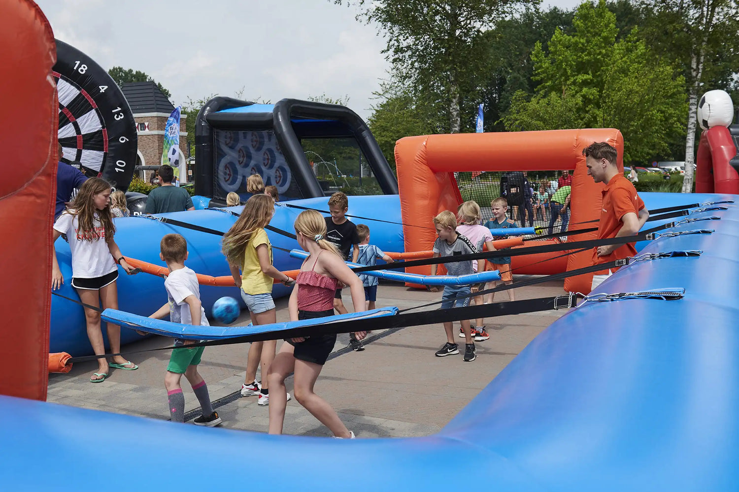 Kinderen spelen tijdens Koningsdag op verhuur attractie
