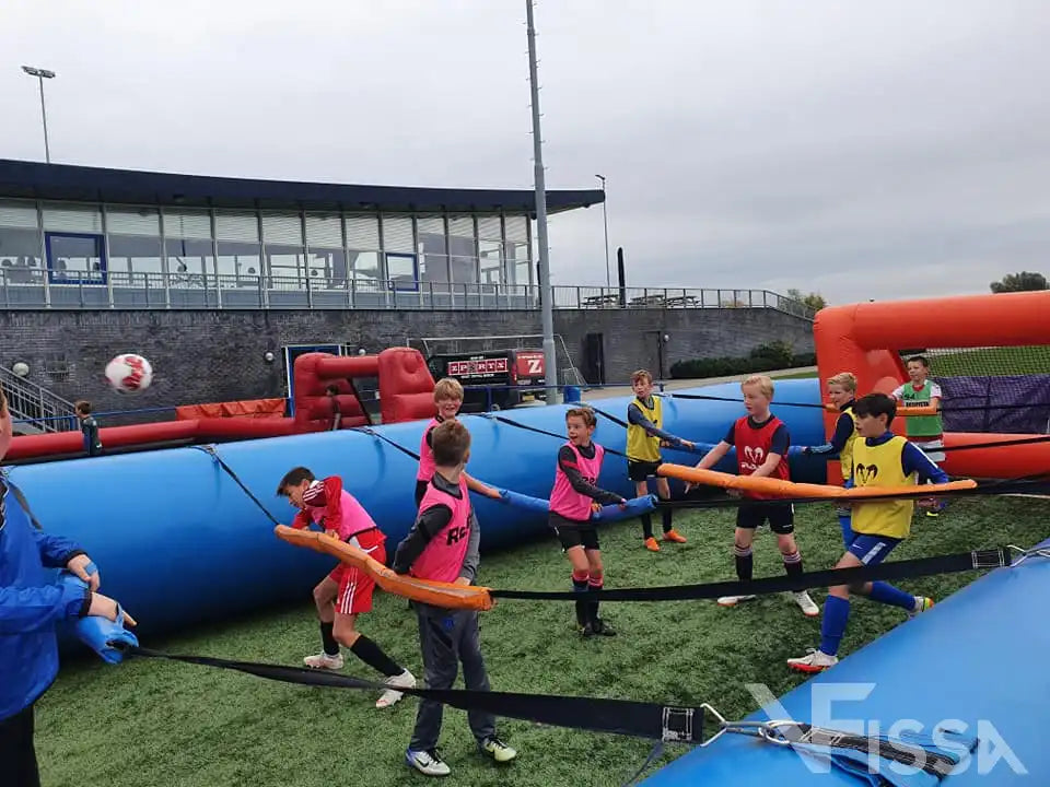 Pupillen spelen Levend Tafelvoetbal Attractie tijdens Voetbaldag