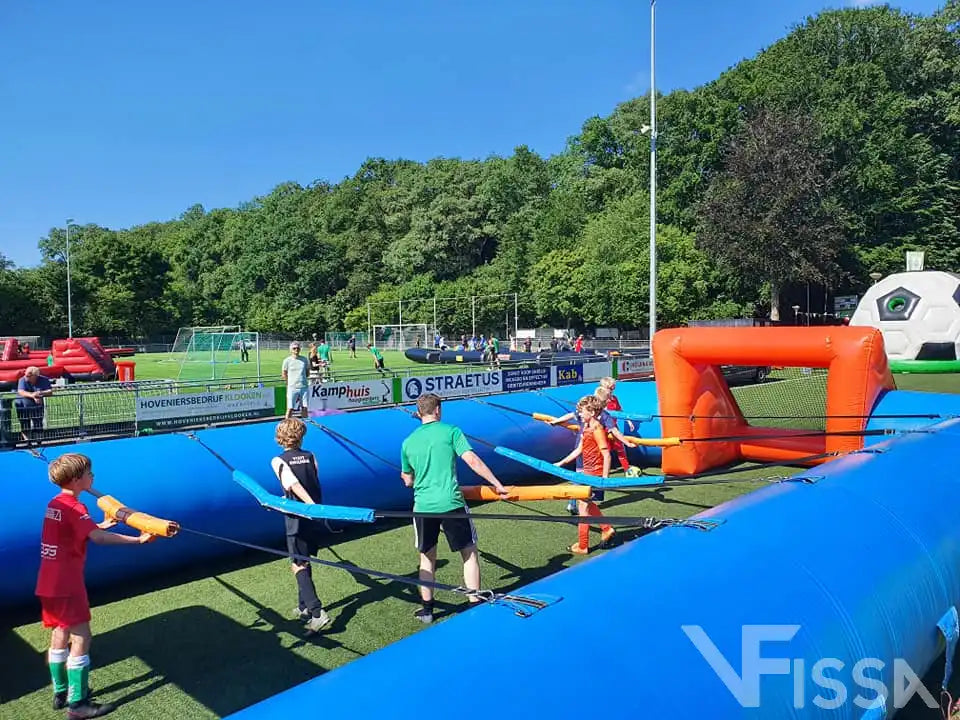 Kinderen spelen op opblaasbaar Levend Tafelvoetbal