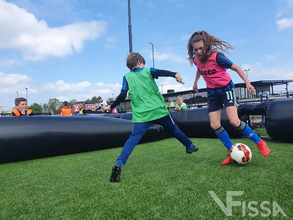 Duel op Opblaasbaar Pannaveld bij Voetbalkamp