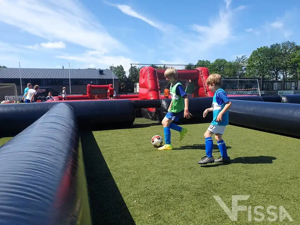 Kinderen spelen Pannawedstrijd op opblaasbaar Pannaveld huren