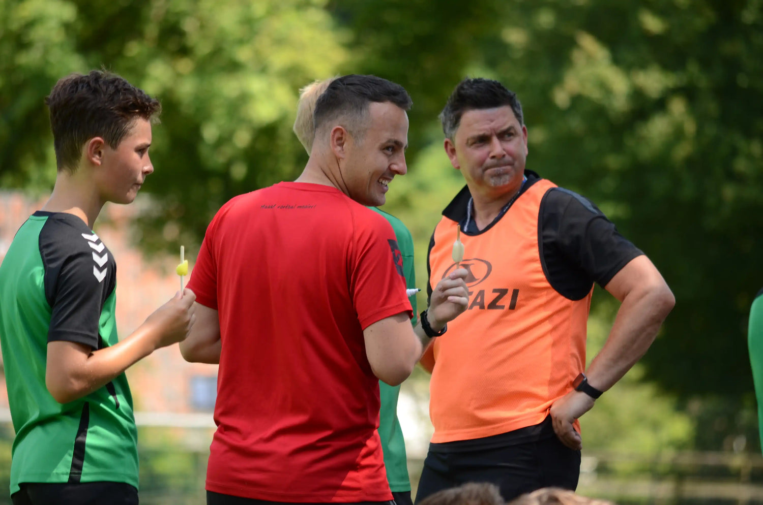 Rens Geusens start de sportdag met een briefing