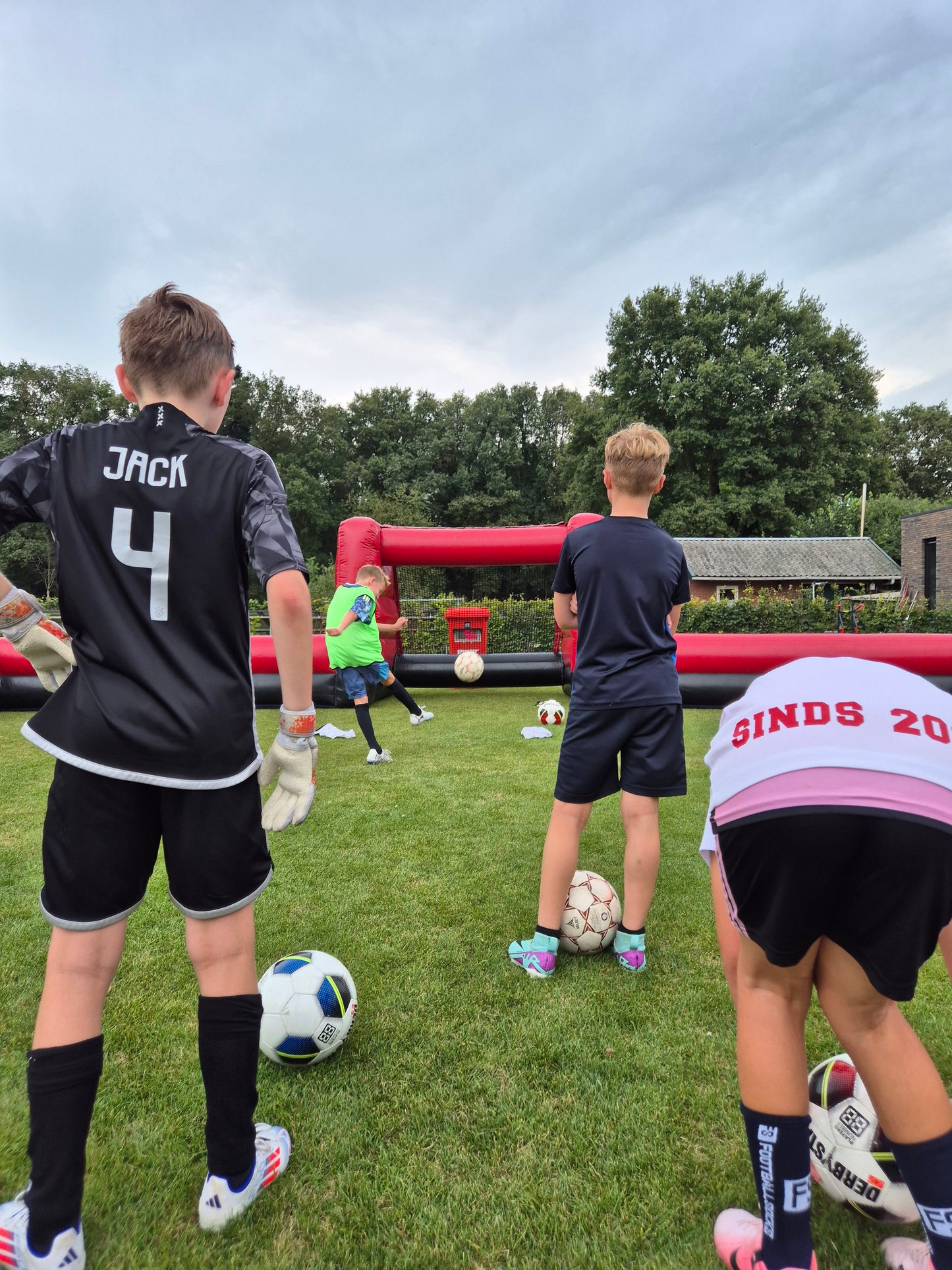 Kinderen vieren verjaardag met voetbalfeest