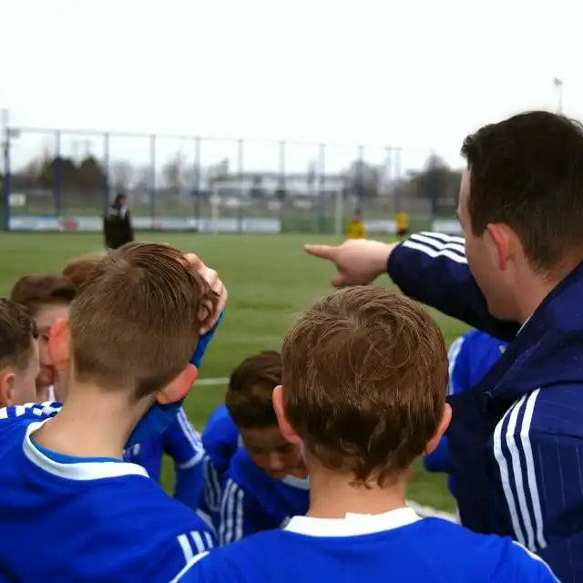 Rens Geusens (trainer) geeft uitleg over tactiek als Stand-in Trainer.