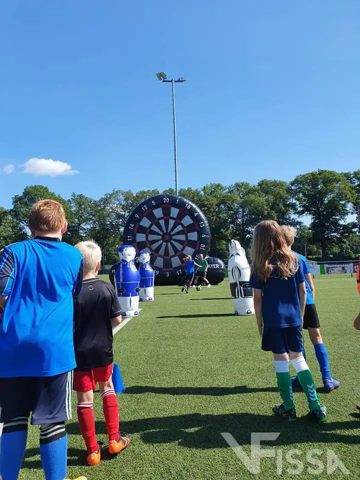 Kinderen spelen VoetbalDarts bij Voetbal