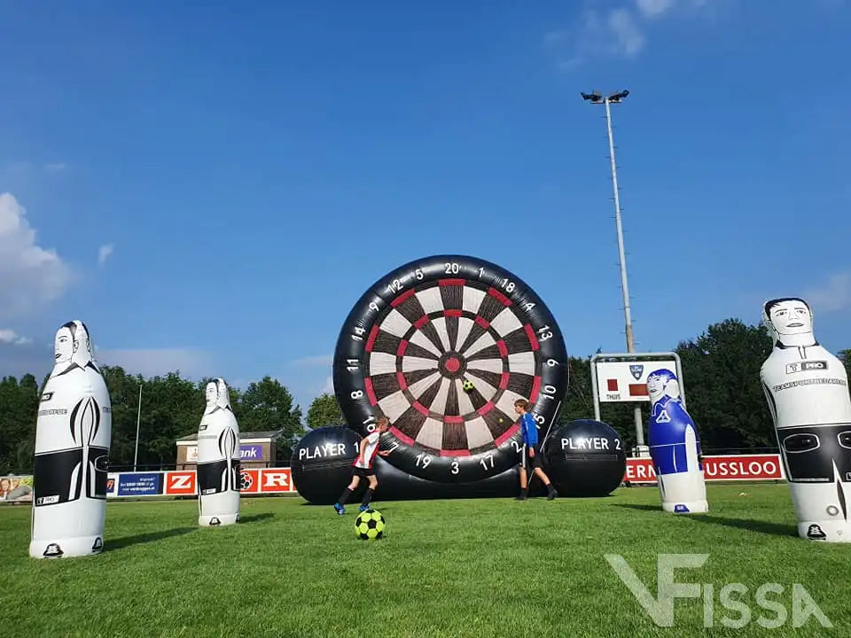 VoetbalDarts met spelende kinderen