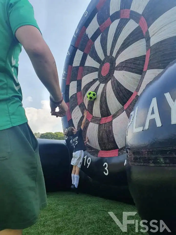 Kind pakt de bal bij groot VoetbalDarts