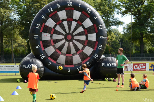 Spelende kinderen bij VoetbalDarts huren