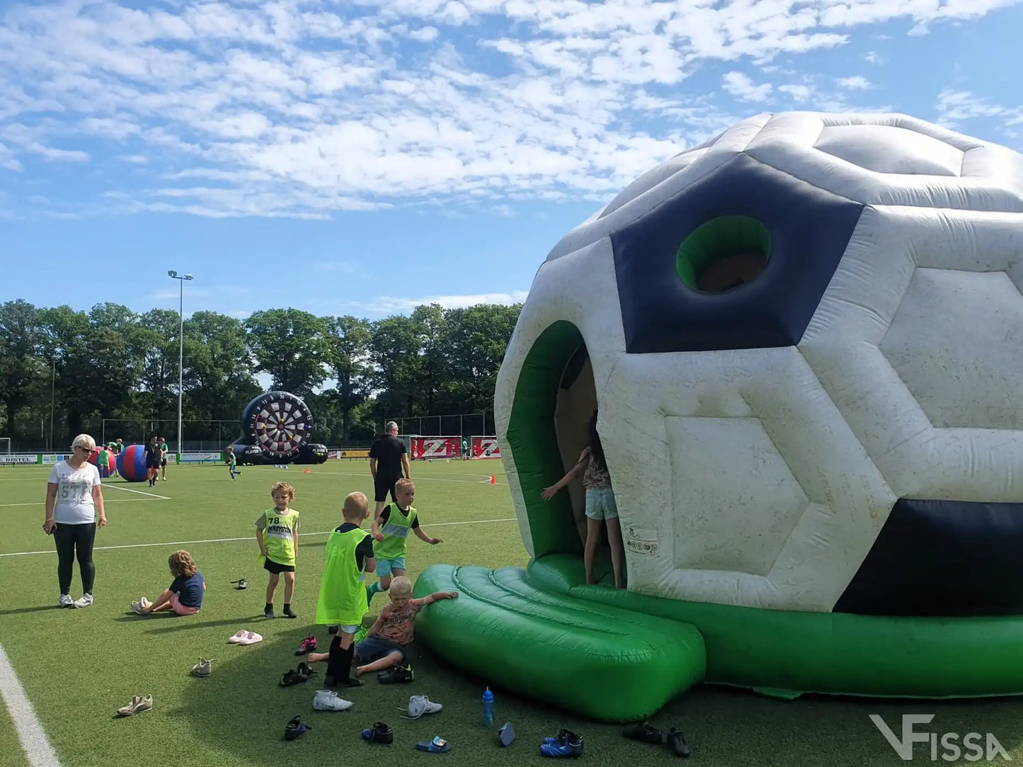 Kinderen spelen op Springkussen bij buurtfeest