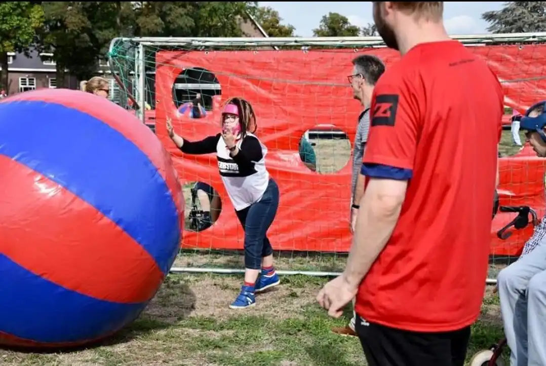 Cliënten van zorginstelling hebben plezier bij sportactiviteit