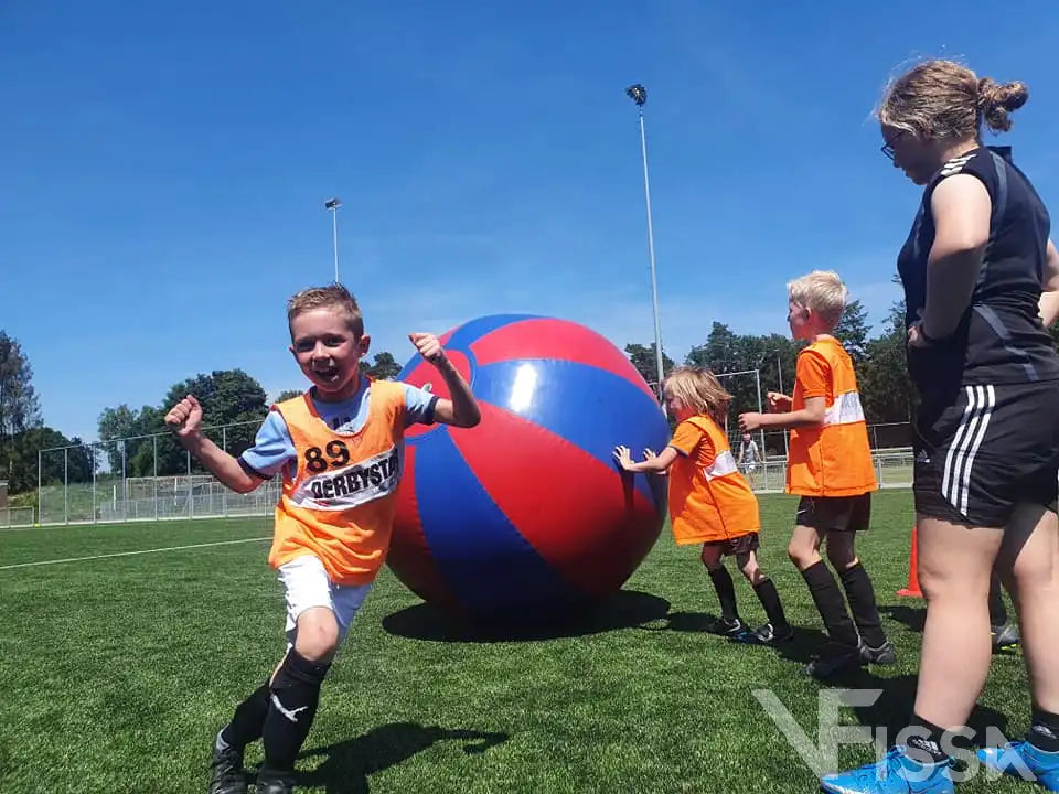 Blije kinderen rennen bij Big Balls op BSO activiteit