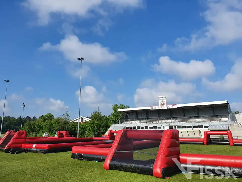 Opblaasbare voetbalvelden met boarding bij jeugdkamp