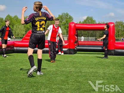 Jongens spelen wedstrijd op Voetbalboarding huren