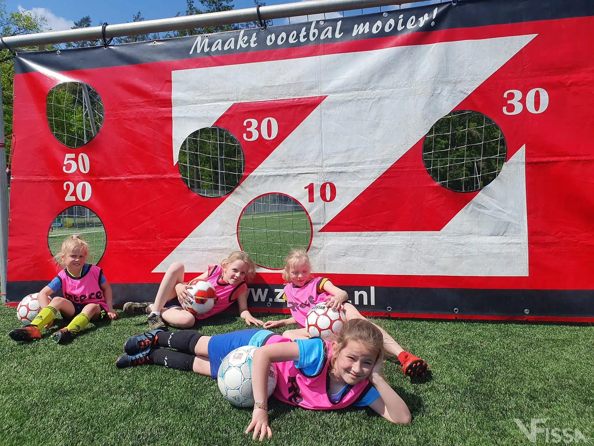 Vier meiden voor een Gatendoek bijvoetbalactiviteit tijdens Voetbalkamp