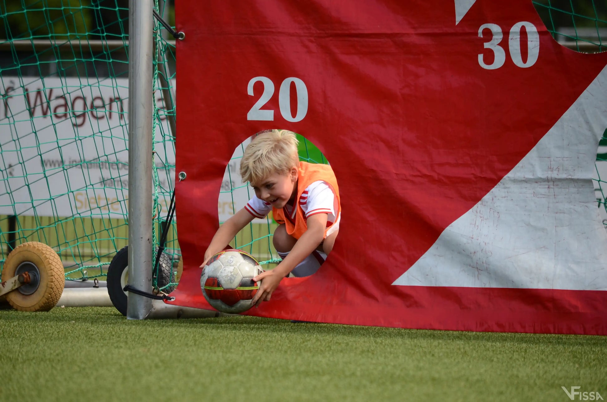 Kind speelt met Gatendoek Voetbal
