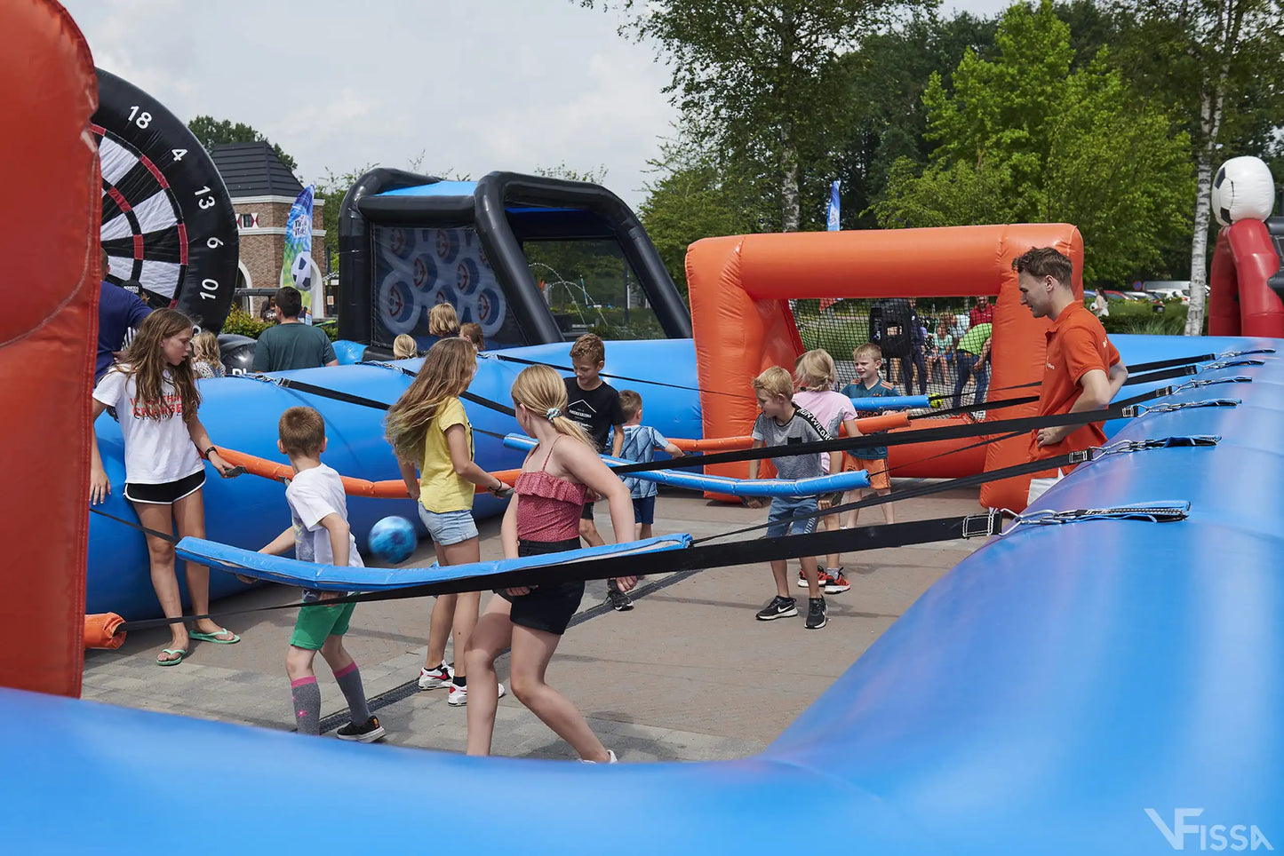 Kinderen spelen Levend Tafelvoetbal tijdens Koningsspelen