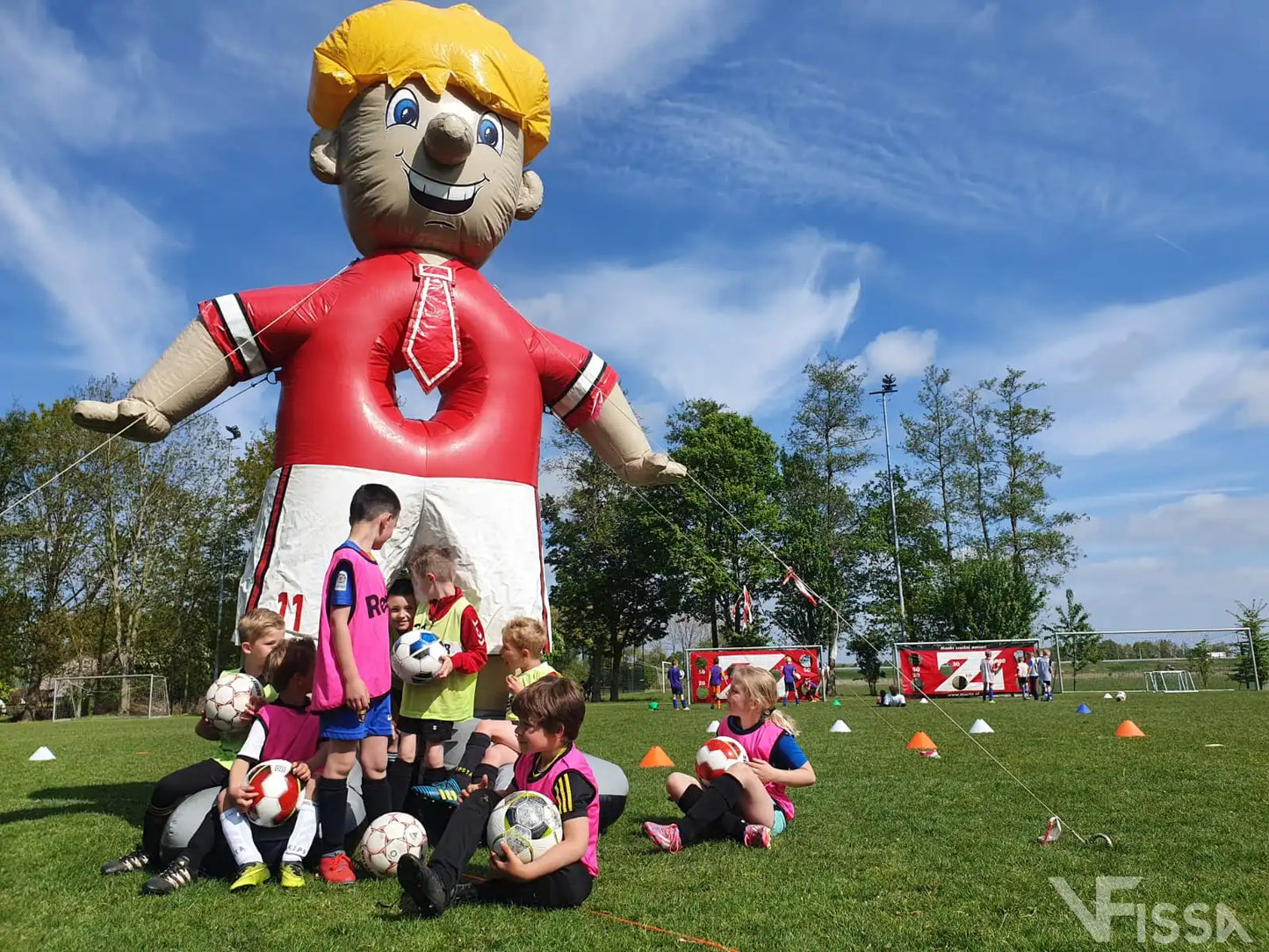 Spel bij voetbalactiviteit met opblaasbare stropdas voetbal pop 