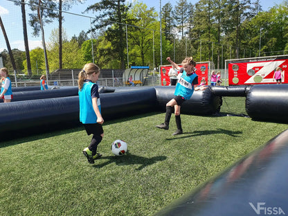 Voetbalspel Pannavoetbal duel met twee meiden tijdens voetbaldag