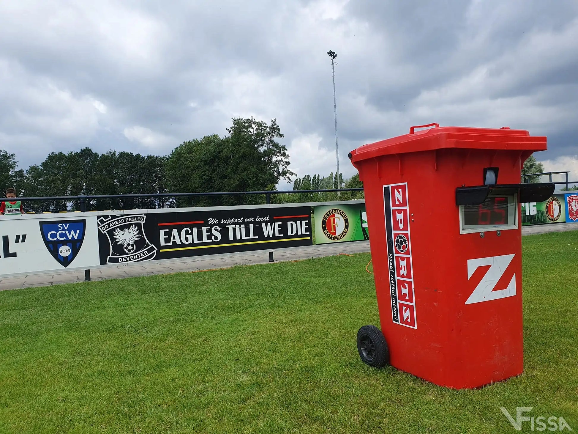 Snelheidsmeter van Voetbal met Feyenoord en Go Ahead Eagles op de achtergrond