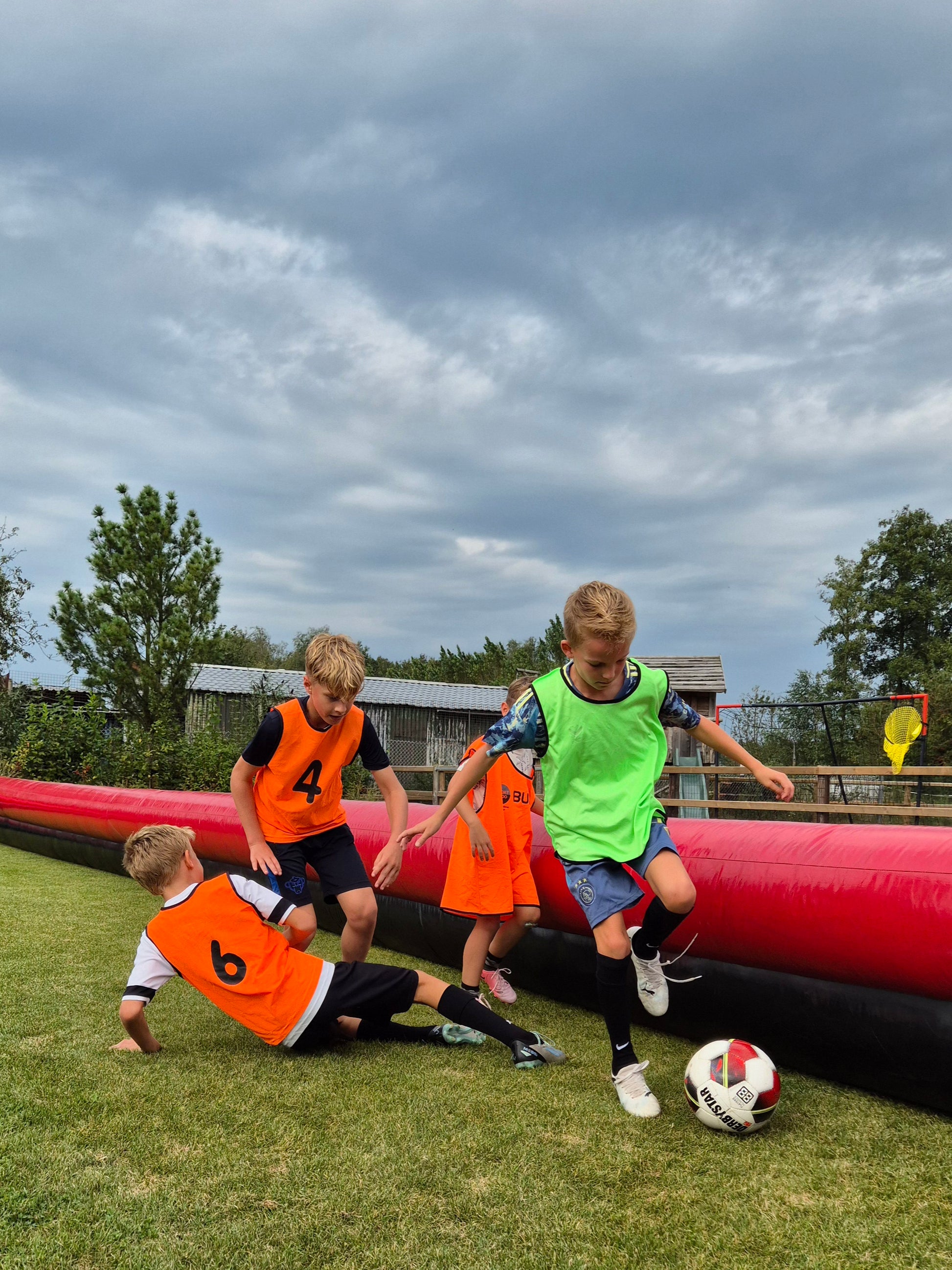 Kinderen in Gelderland spelen op opblaasbaar voetbalveld op verjaardagsfeest 