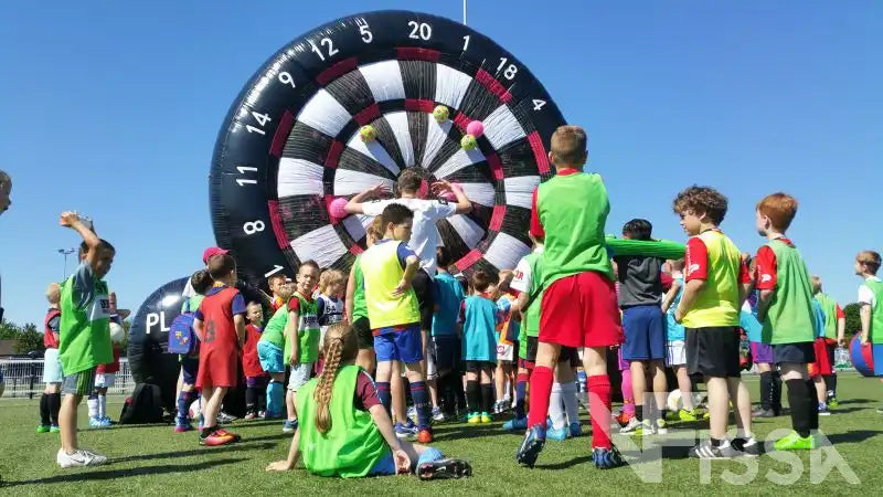 Grote groep kinderen voor VoetbalDarts activiteit Voetbalkamp