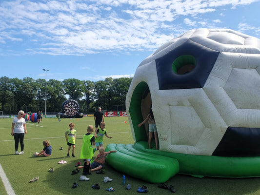 Kinderen springen op Voetbal Springkussen huren